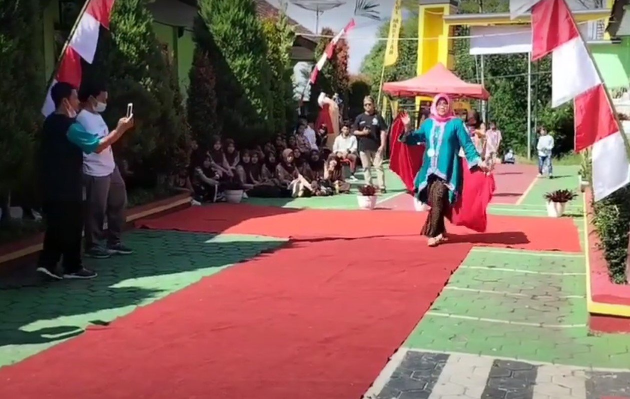 LOMBA FASHION SHOW IBU IBU DHARMA WANITA DI SMKN PONCOL DALAM RANGKA MEMERIYAHKAN HUT RI KE 77
